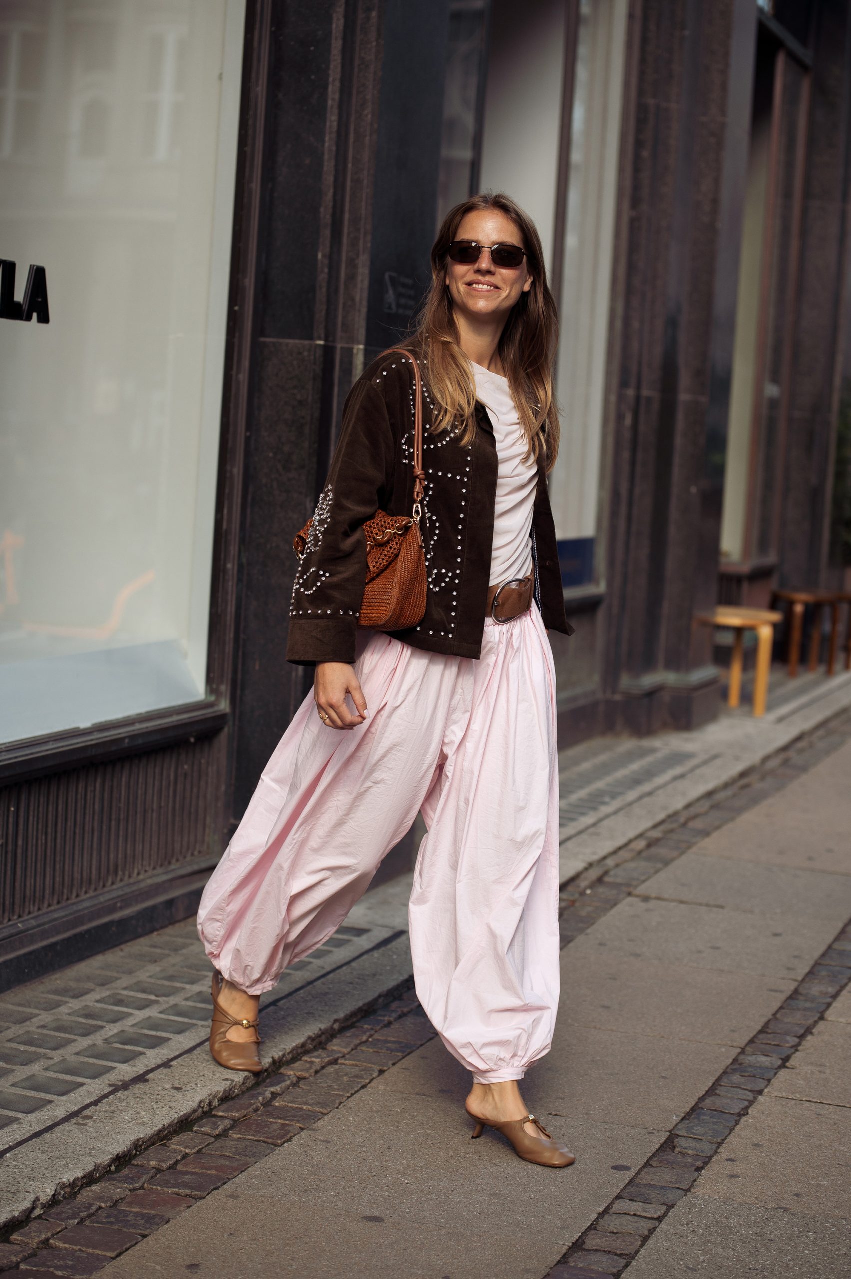 Modell háremnadrágban vonul az utcán