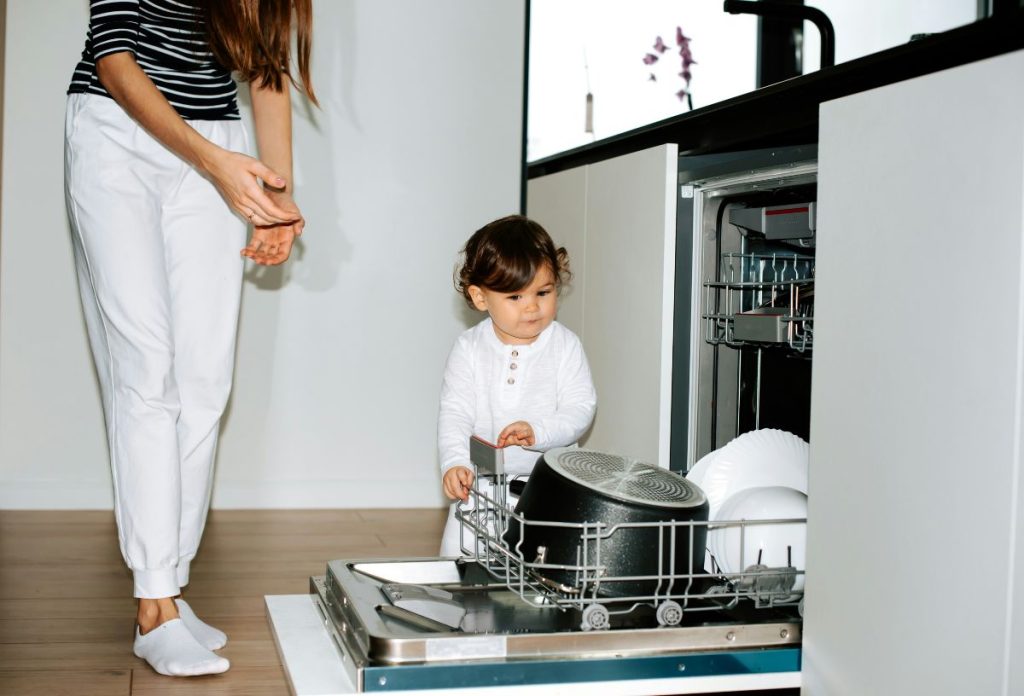 Anyuka kisgyerekével pakolja a mosogatógépet