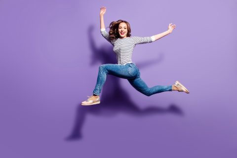 farmeros lány vidáman felugrik