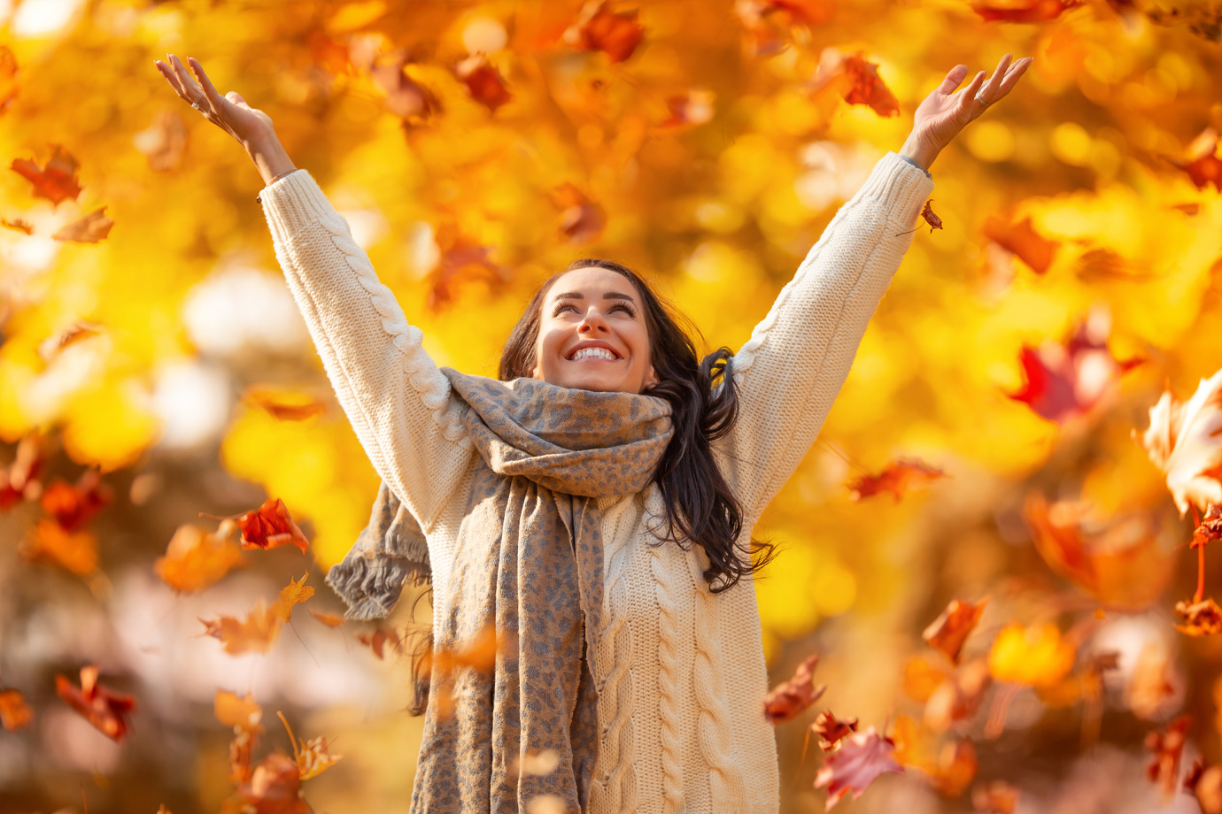 Egy boldog nő élvezi az őszi időt