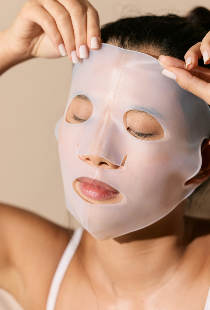 Ázsiai nő innovatív arcmaszkban