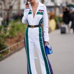 Modell jumpsuitban vonul az utcán