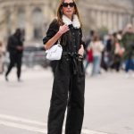 Modell jumpsuitban vonul az utcán