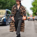 Modell jumpsuitban vonul az utcán