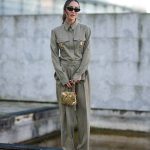 Modell jumpsuitban vonul az utcán