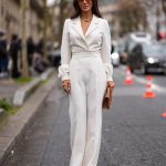 Modell jumpsuitban vonul az utcán