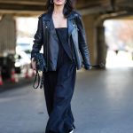 Modell jumpsuitban vonul az utcán