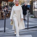 Modell jumpsuitban vonul az utcán