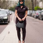 Modell jumpsuitban vonul az utcán