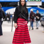 Modell kapucnis pulcsiban vonul az utcán