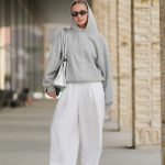 Modell kapucnis pulcsiban vonul az utcán