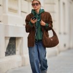 Modell kapucnis pulcsiban vonul az utcán