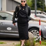 Modell kapucnis pulcsiban vonul az utcán