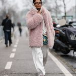 Modell kapucnis pulcsiban vonul az utcán