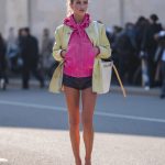 Modell kapucnis pulcsiban vonul az utcán