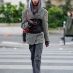 Modell kapucnis pulcsiban vonul az utcán