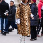 Modell kapucnis pulcsiban vonul az utcán