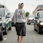 Modell kapucnis pulcsiban vonul az utcán