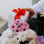 Ajándék és egy csokor virág