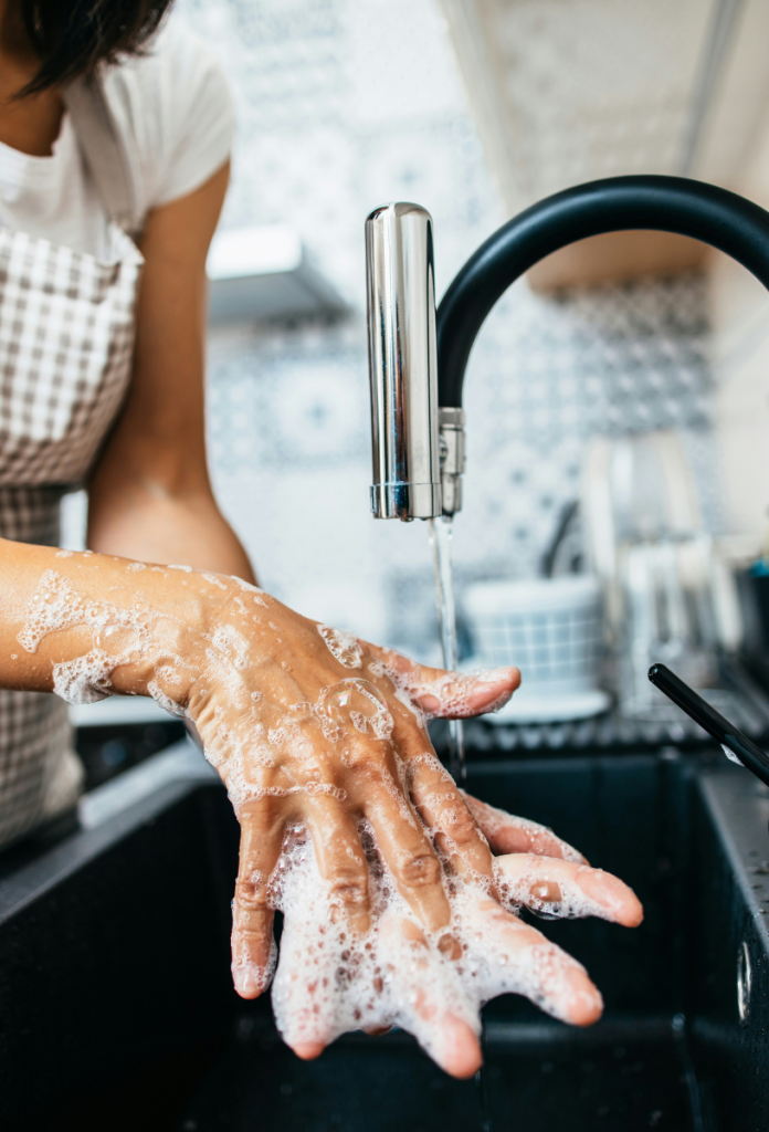 Nő a konyhai csapnál mossa a kezét