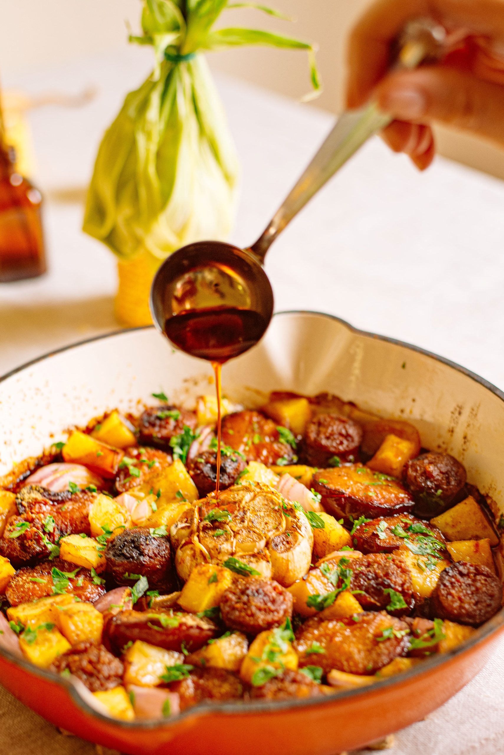 Egytál étel édes-savanyú szilvával és kolbásszal