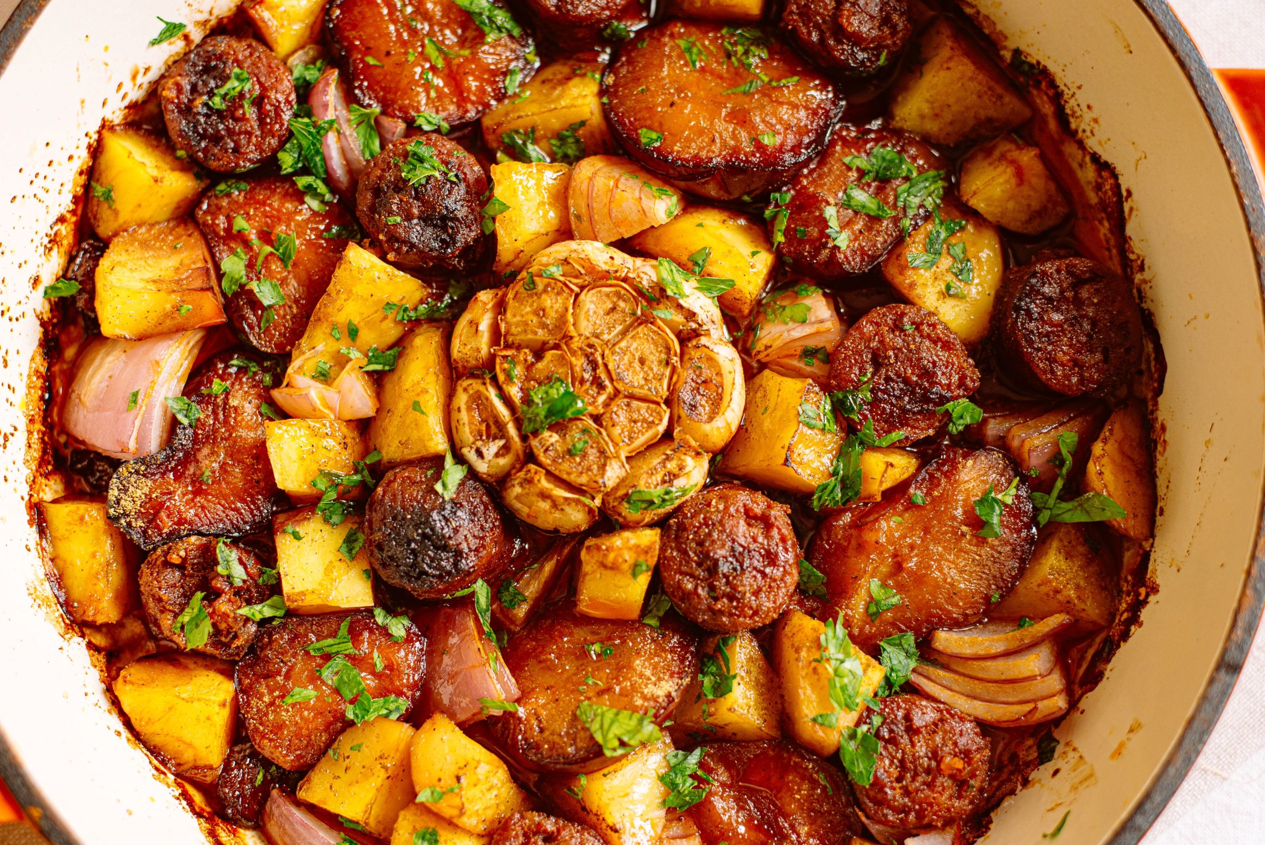 Egytál étel édes-savanyú szilvával és kolbásszal