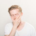 Férfi fogja a száját