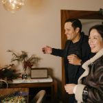 Egy férfi és egy nő vendégségbe érkezik