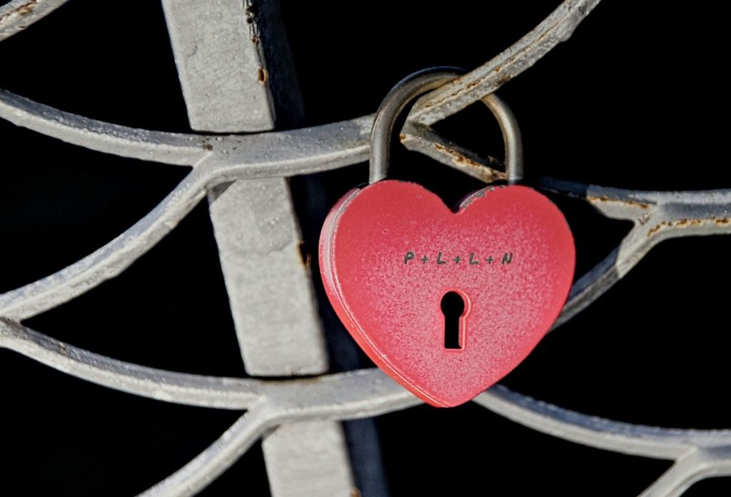 Szív alakú lakat, rajta nevek kezdőbetűje