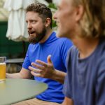 Férfiak beszélgetnek egy sör mellett