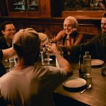 Baráti társaság bárban iszogat