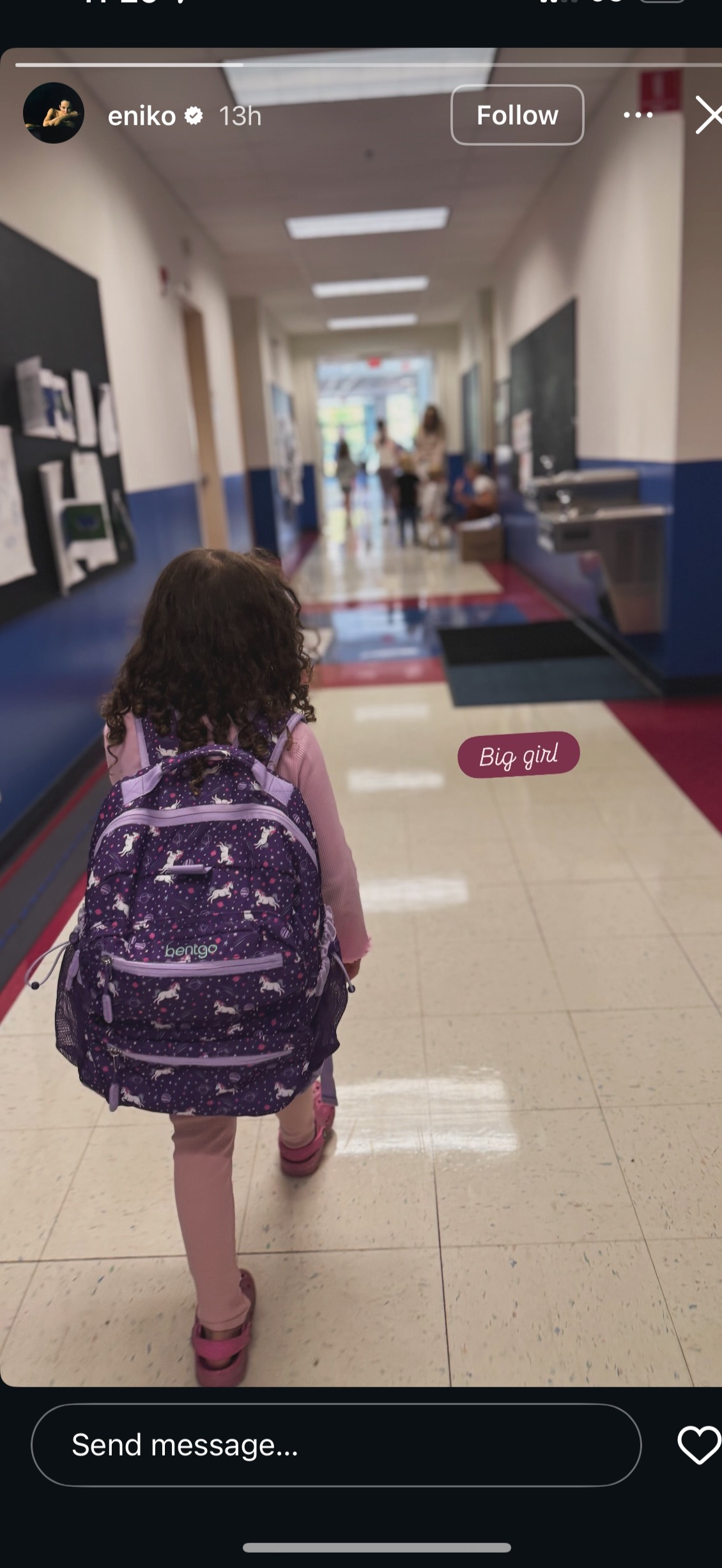 Mihalik Enikő lánya, Eva Rose az iskola folyosóján