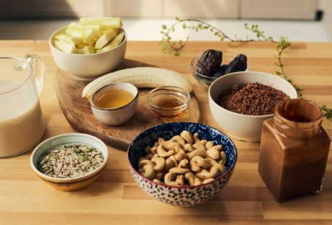 Energiában gazdag ételek: kesudió, kakaó, banán, mogyoróvaj, aszalt szilva, zabkása, alma, zabtej