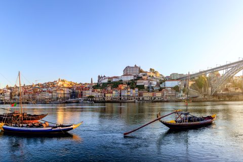 Porto, városi látkép hajókkal, vízzel, híddal