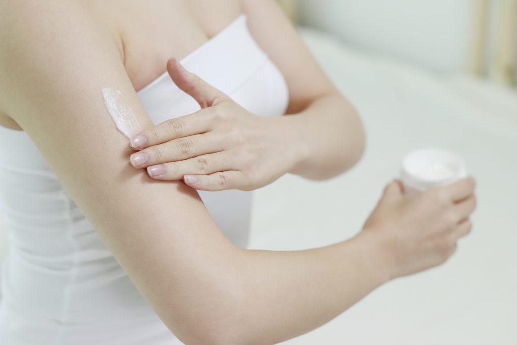 nő testapoloval keni magát 