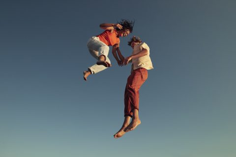 Pár az ég felé ugrik kézenfogva