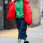 Modell pufi kabátban vonul