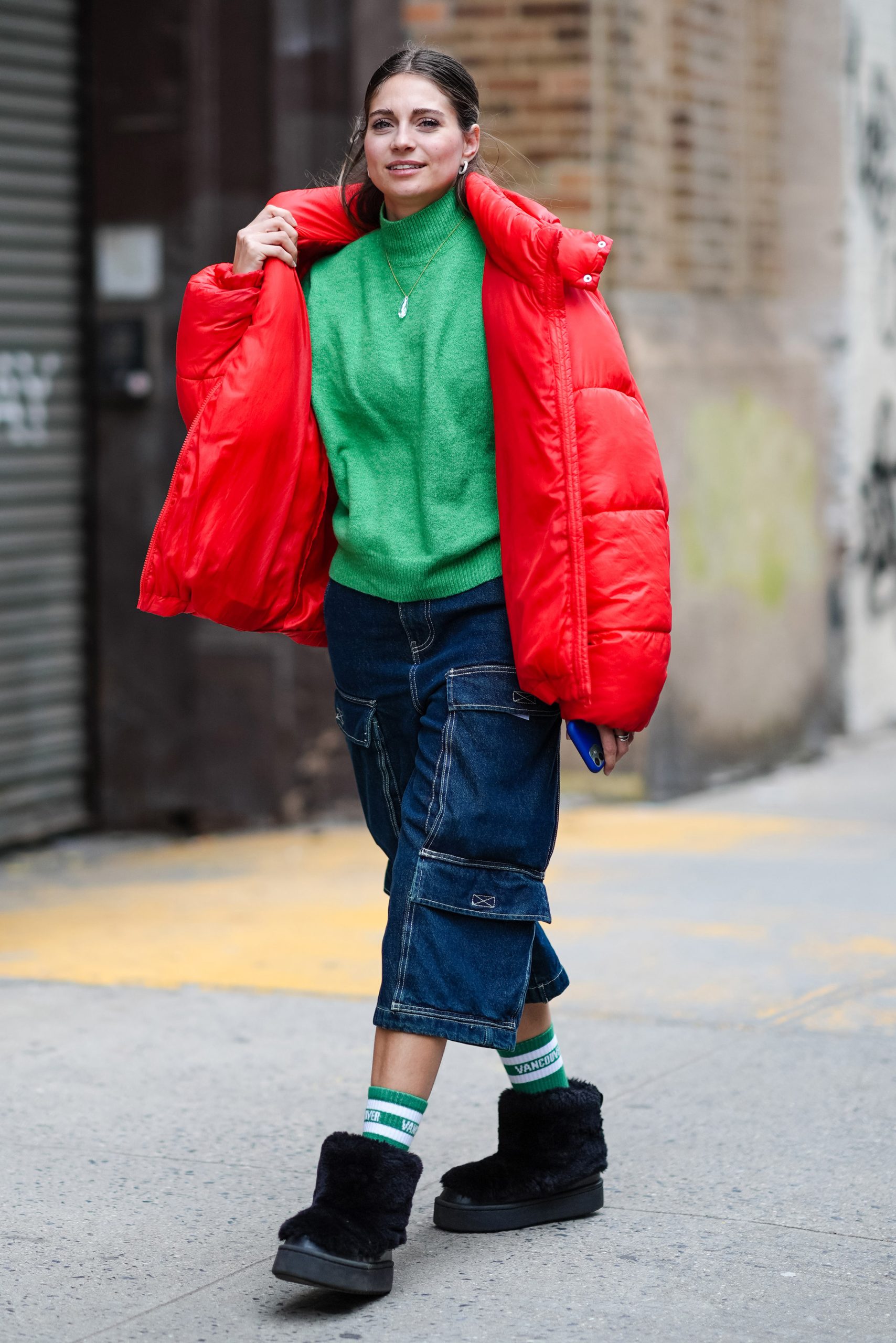 Modell pufi kabátban vonul