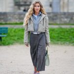 Modell pufi kabátban vonul