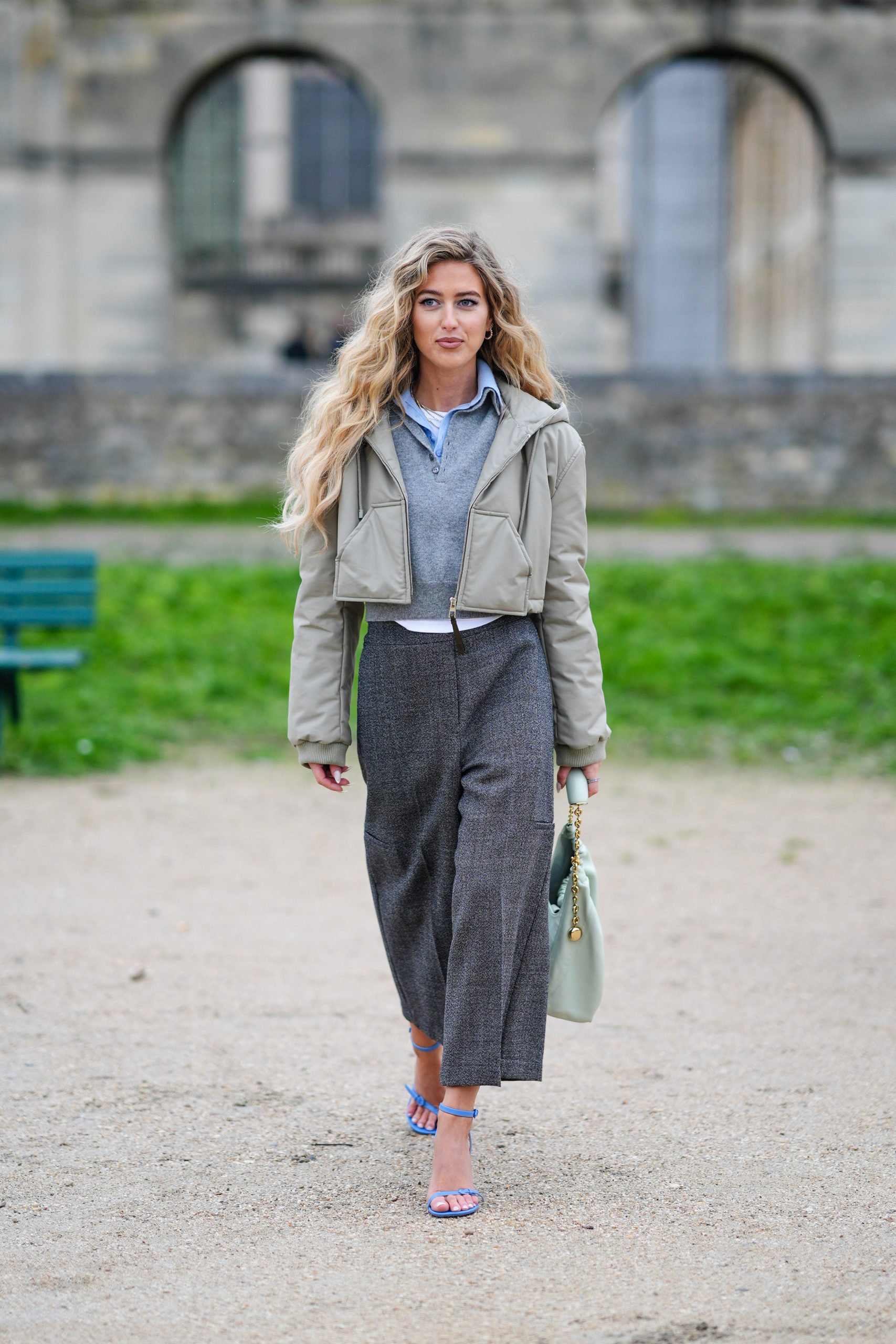 Modell pufi kabátban vonul