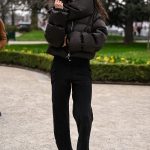 Modell pufi kabátban vonul