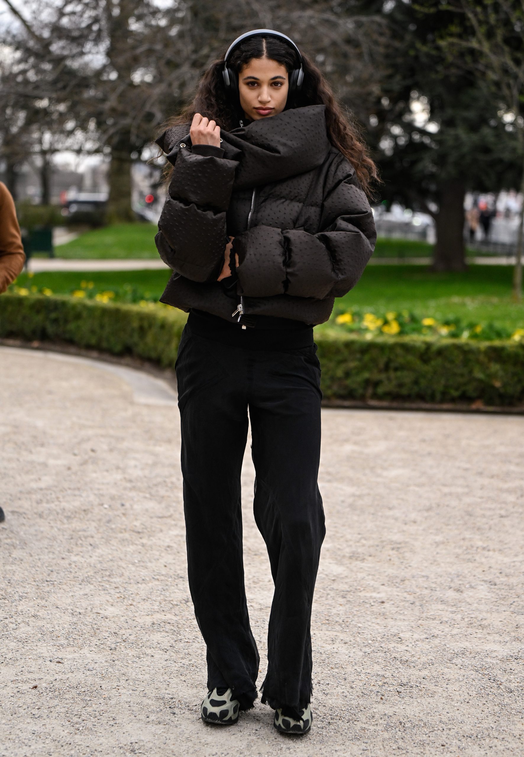 Modell pufi kabátban vonul