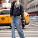 Modell pufi kabátban vonul