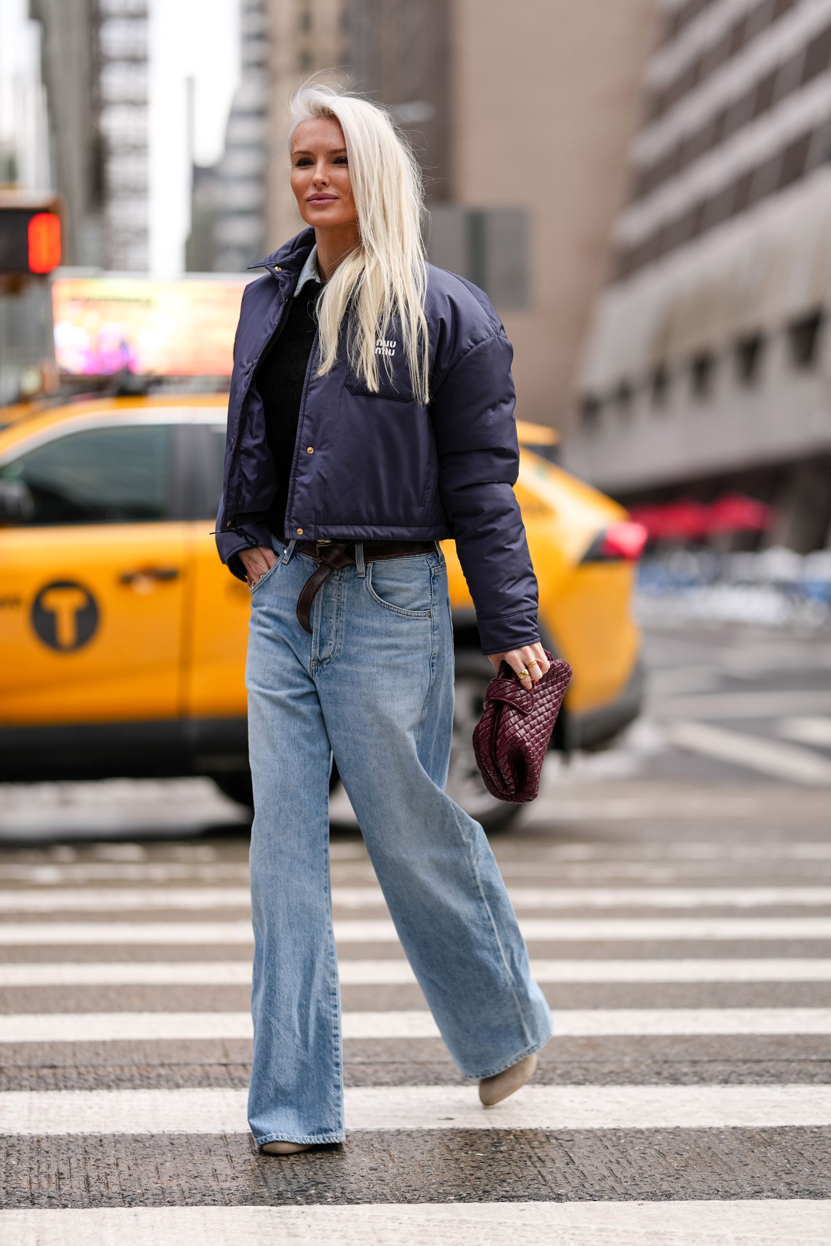 Modell pufi kabátban vonul