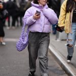 Modell pufi kabátban vonul