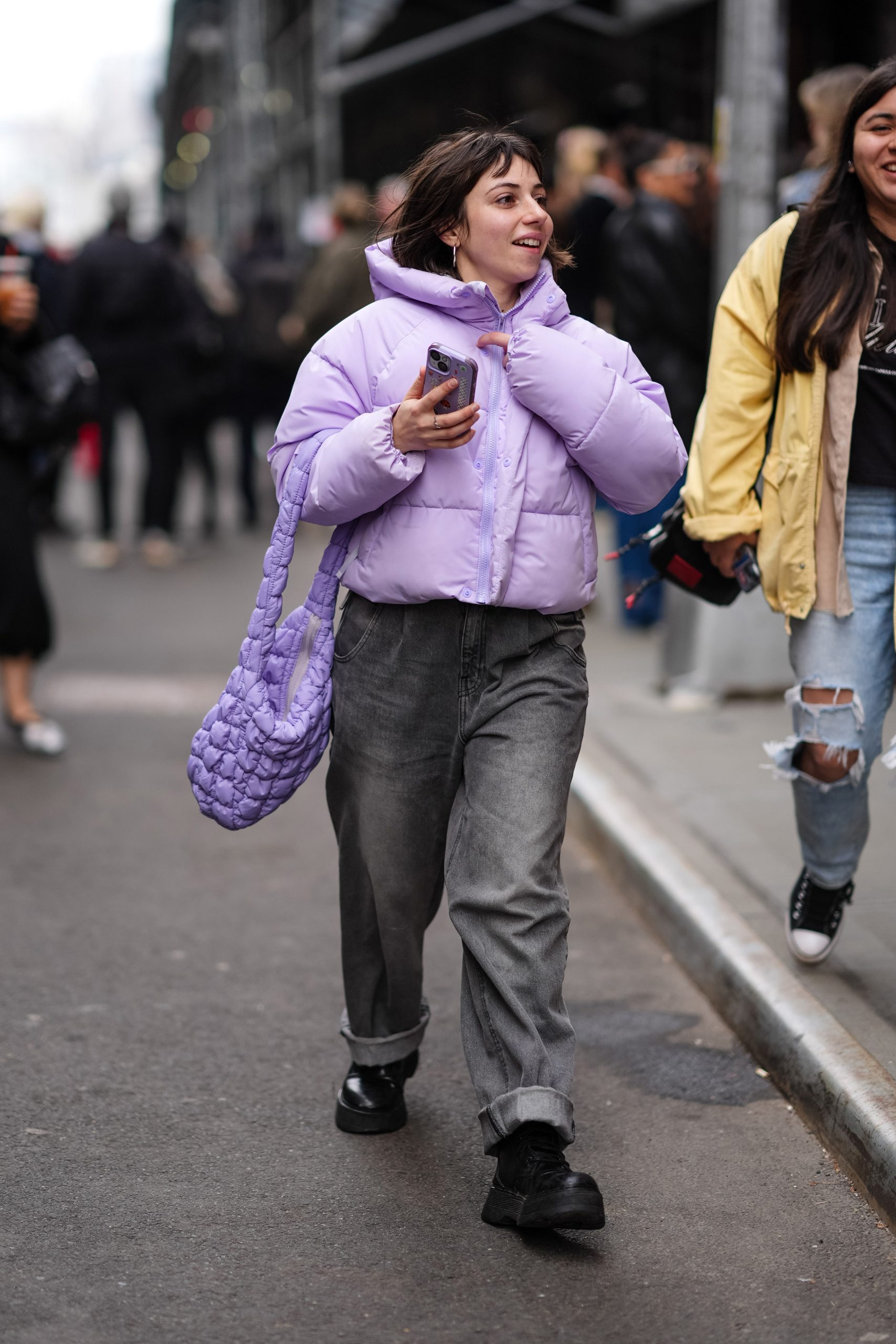 Modell pufi kabátban vonul