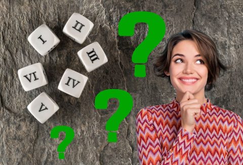 Nő mosolyogva gondolkodik a római számok mellett, zöld kérdőjelek