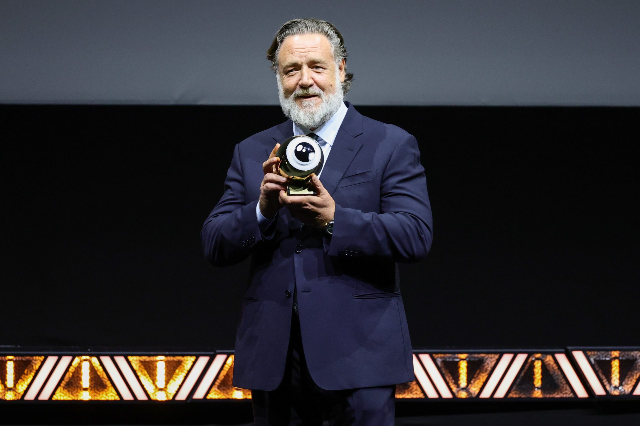 Russell Crowe Zürichben vesz át díjat, 2025.