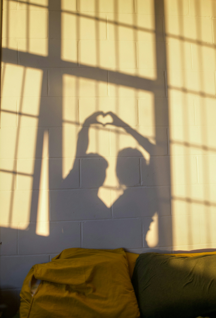 Árnykép egy szerelmespárról, akik a kezükkel szívet formáznak