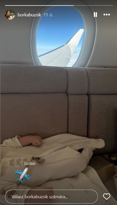 Szoboszlai Dominik kislánya egy magánrepülőn